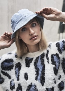 Дънкова шапка идиотка в син цвят Denim Bucket Дънкова шапка идиотка в син цвят Denim Bucket