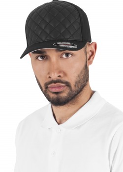 Шапка с козирка в черен цвят Diamond Quilted Flexfit Шапка с козирка в черен цвят Diamond Quilted Flexfit