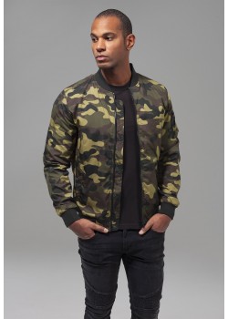 Мъжко тънко яке тип бомбър Urban Classics в камуфлаж woodcamo Мъжко тънко яке тип бомбър Urban Classics в камуфлаж woodcamo