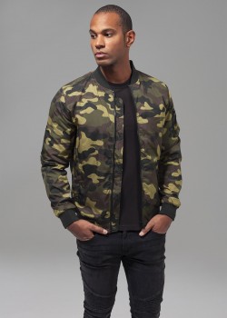 Мъжко тънко яке тип бомбър Urban Classics в камуфлаж woodcamo Мъжко тънко яке тип бомбър Urban Classics в камуфлаж woodcamo