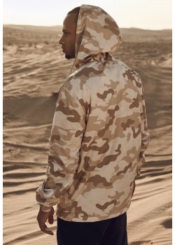 Мъжко яке ветровка в бежов камуфлаж Urban Classics sandcamo Мъжко яке ветровка в бежов камуфлаж Urban Classics sandcamo