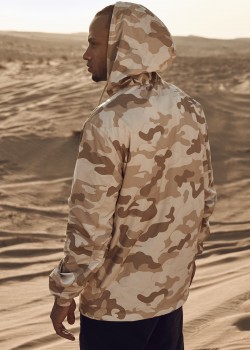 Мъжко яке ветровка в бежов камуфлаж Urban Classics sandcamo Мъжко яке ветровка в бежов камуфлаж Urban Classics sandcamo
