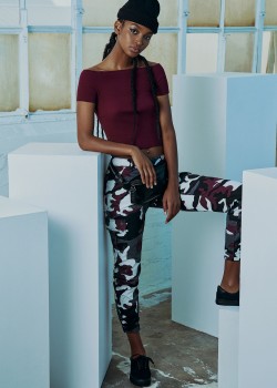 Дамски карго панталон във винено камуфлажен цвят Urban Classics Ladies High Waist Camo Cargo Pants Дамски карго панталон във винено камуфлажен цвят Urban Classics Ladies High Waist Camo Cargo Pants