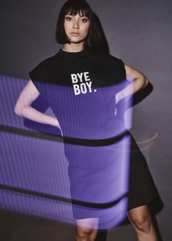 Черна рокля с къси ръкави Mister Tee Bye Boy Черна рокля с къси ръкави Mister Tee Bye Boy