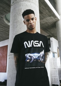 Мъжка черна тениска Mister Tee NASA Astronaut Hands